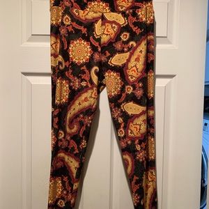 LulaRoe Tall & Curvy Leggings